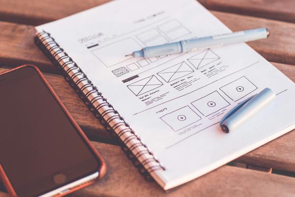 Un cahier avec des wireframes