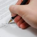 Une personne signant un document.