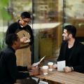 Un serveur prenant la commande de deux hommes