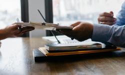 Deux personnes échangeant un document