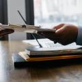 Deux personnes échangeant un document