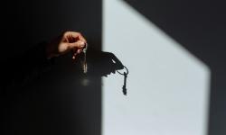 Quelqu’un remettant une clé