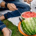 Un homme et une femme partageant une pastèque