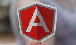Le logo Angular dans la main de quelqu’un