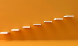 Un mur orange avec des étagères à différents niveaux