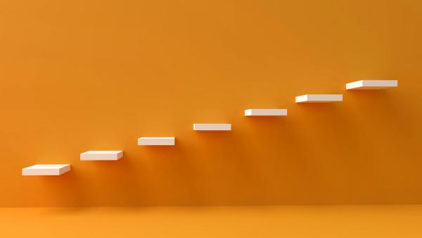 Un mur orange avec des étagères à différents niveaux