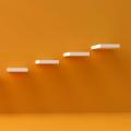 Un mur orange avec des étagères à différents niveaux