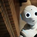 Un robot blanc regardant la caméra