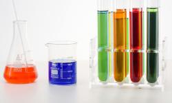 Set de chimie avec 4 tubes, un erlenmeyer et un bécher