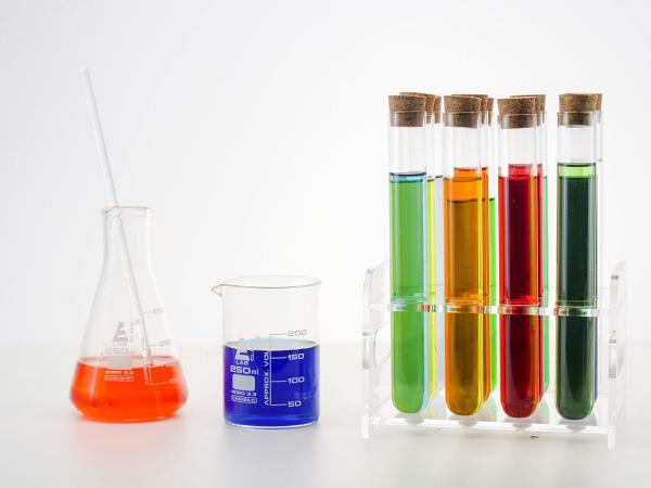 Set de chimie avec 4 tubes, un erlenmeyer et un bécher