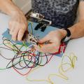 un homme travaillant sur un circuit électrique