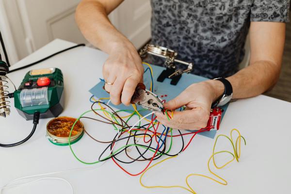 un homme travaillant sur un circuit électrique