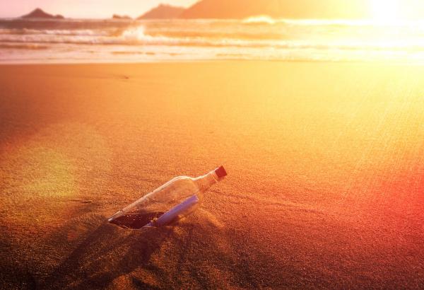 Une bouteille à la mer échouée sur une plage Une bouteille à la mer échouée sur une plage